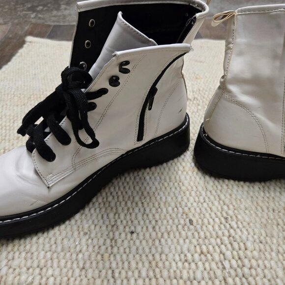 STYLISH WHITE DOC MARTIN STYLE BOOTS BY STEVE MADDEN. SIZE 11US ZIPPERED - Picture 4 of 8